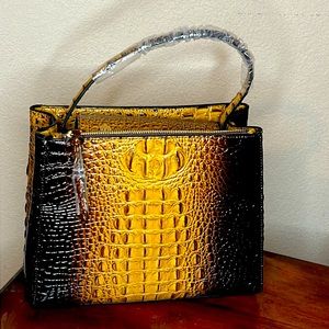 OMG LOOK AT THIS PURSE!! BRAND NEW!!